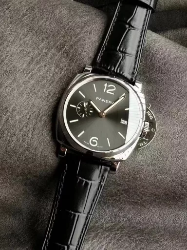 The new Panerai Lumino Dur series PAM01250 watch, stainless steel case with black Italian imported calfskin strap, sapphire crystal glass, carbon black, sun radiation pattern, with luminous Arabic numerals and hour markers. Date display at 3 o'clock, small seconds at 9 o'clock. Equipped with Cal.P.9000 automatic mechanical movement, size: 42 mm.