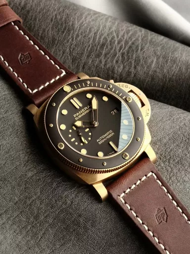 Panerai is a pit that can only be filled gradually with money, and it may not be filled no matter what. For example, when you spend a lot of time and effort to choose Radiomir, classic, right? The next day when you put it on your hand, you suddenly feel that it is not good, or Luminor is more good, and the second Panerai is on the agenda. Then you find that the dial is not simple enough, and two needles are more classic. Okay, the third one is already waving at you, and then you think the double M is more beautiful. After the sandwich, you still need a plaster surface and Paris nails. 42 always feels not good enough, or 47 is better… Is your wallet not thick enough? That's right. Panerai has such magic that makes you unable to stop. So the big guys say that Panerai has no end and it is not too late to turn back. Spend a little money to do big things. Buy a basic model, which has everything, but in the end it is just like this. The reason for choosing 968 is not because of the legend of the first three generations of bronze watches. To be honest, this generation of bronze watches has a tendency to decline, not to mention that the smaller 1074 of 671 is ready to be launched. However, as the watch friends accurately commented, it is the last signboard of Panerai after all, and it is also the only Panerai that needs to be stocked in the counter. It always has its unique charm. You will definitely do anything for this charm. VS Zhenpin: Panerai SUBMERSIBLE PAM00968 watch (calfskin-bronze/brown ceramic counterclockwise rotating bezel with graduation mark-brown dial, P.9010 customized fully automatic, 47mm),