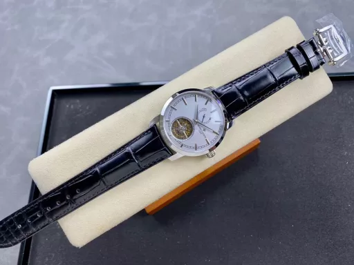 TUR Vacheron Constantin Patrimony Heritage Series Traditionnelle Kinetic Tourbillon Re-release watch, numbered: 89000/000R-9655. After three years of research and development, TUR has reproduced the wheel system layout and the original tourbillon components, and the double support points have reached four-point support (original patent), making the domestic watch industry achieve a qualitative leap. One minute carrousel, 6 vibrations per second, the same frequency as the original. The watch is equipped with the classic bezel, scale and hour markers of the Heritage series; the silver milky white dial is matched with 5N pink gold sword hands, which is full of traditional charm. Equipped with the new Cal.2260 mechanical movement, the case has a diameter of 42 mm and a thickness of 12.2 mm, and is inlaid with a transparent sapphire crystal case back, with 30 meters of water resistance. TUR has restored more than 95% of the functions and appearance based on the original size. The small second hand on the tourbillon and the tourbillon frame is displayed at 6:00 on the dial, which represents that TUR has once again broken through the original technology and function blockade, and has perfectly combined the design aesthetics and innovative materials on the mechanical device, reaching the same level as the original.Welcome all watch friends to appreciate it