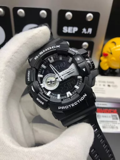 GA-400 hand-raise light Casio G-SHOCK--classic shockproof dial design👍In stock and shipped immediately, 45-degree automatic hand-raise light function with strong visual impact🙈LCD liquid crystal display💡Stopwatch speed function accurate to 1/1000 second⌛Shockproof📣Anti-magnetic💥200 meters waterproof🏊48 city time📲Countdown⏳Alarm clock⏰Fully automatic calendar and other powerful functions
