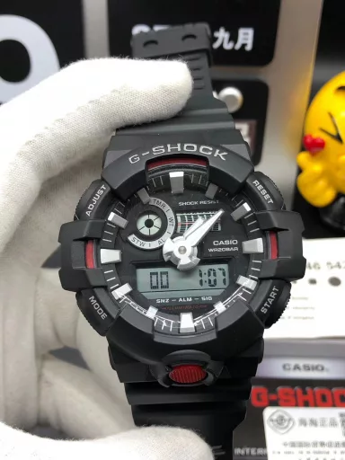Hot selling GA-710 hand-raise light Casio G-SHOCK--classic shockproof dial design👍In stock and shipped immediately, 45-degree automatic hand-raise light function with strong visual impact🙈LCD liquid crystal display💡Stopwatch speed function accurate to 1/1000 second⌛Shockproof📣Anti-magnetic💥200 meters waterproof🏊48 city time📲Countdown⏳Alarm clock⏰Fully automatic calendar and other powerful functions