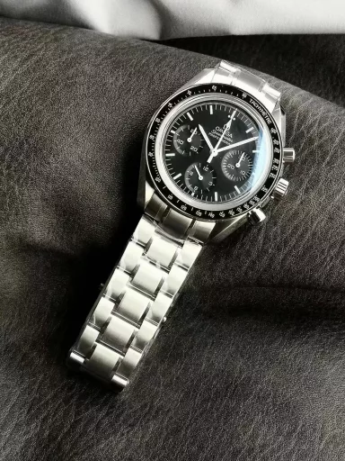 OM Discovery Magazine: Omega Speedmaster 3577.50.00 watch (stainless steel-black dial, 1861 manual, 42 mm).