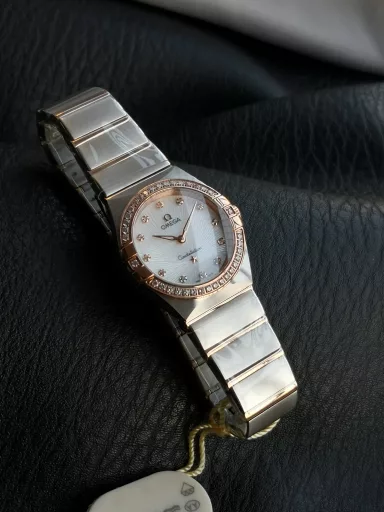 AS Omega fifth generation Constellation series 28mm Swiss quartz watch.The whole watch has been finely polished. The fit between the case and the claws, the Roman scale on the bezel and the restoration of the observatory on the bottom cover are comparable to the original.The dial uses mother-of-pearl material and unique etching technology to create the dial texture pattern, and the new Taiwan stone holder makes the lettering more delicate.The chamfers on both sides of the case and bracelet are hand-polished and polished by watchmakers to make the watch more refined! The style is gentle and moving, and the workmanship is exquisite. The most beautiful constellation, the first choice for ladies!