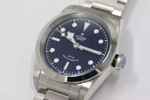 LF Tudor Biwan 79540 Series 41 Watch Update v2① The whole watch is genuine mold casting, and the parts are 100% interchangeable.② The standard size of the watch is 41mm, which is suitable for the wrist size of the general male.③ The upgraded version strengthens the overall polishing of the case and adopts a new customized Cal.2824 movement, which synchronizes the original version without calendar idle gear.A belt and folding buckle can be given with the order, which is both formal and casual, low-key but not mediocre, steady but not agile.