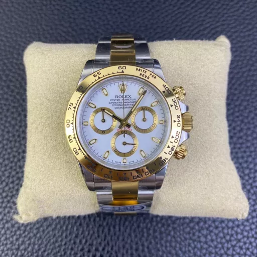 Clean/C factory 116508 full gold ivory face Daytona 1. This time we launched the full gold DaytonaEnamel black face dial with 0 color difference, diamonds use flat moissanite, the fire effect is no less than real diamonds, not inferior zircon.The dial part also uses 3-section splicing particles, all parts are electroplated.The font thickness of the bezel part, and most importantly, the black oil filling is the same as the original, with a matte texture. This is also the only one that has done it, and the detailed pictures will be posted later for comparison. For more details, you can look at the true and false comparison pictures carefully