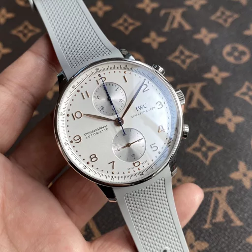 IWC Portuguese Chronograph Series - IW371620This panda dial 371620 has a simple and casual, just right elegant design, and has a gold steel case and charming curvature. The case diameter is only 41 mm and the thickness is 13 mm, which is very suitable for daily wear.The panda dial has a very high design appeal, and the sea and sky color matching of the Portuguese watch adds a nautical atmosphere. The sub-dial of the panda eye follows a vertical layout. In this way, it looks like a panda with its head tilted, which is very cute. The smooth surface enhances the sense of depth and vividness, and is more three-dimensional.Equipped with a 69355 movement, it is beautifully polished and equipped with a column wheel mechanism to make the operation feedback of the chronograph button smoother. The power reserve has also been increased to 46 hours, and the two-way pawl winding system used is still reliable.The IWC Portuguese Chronograph 371620 has different styles from different angles. You can see it as an elegant dress watch or a sporty sports watch. It is a masterpiece worth experiencing in the lifetime of watch lovers.
