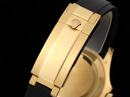 Super Factory's latest 18k gold-plated Yacht-Master, the highest version of the Yacht-Master 42MM series (Platinum Yacht, Gold Yacht) on the market. The counterweighted Yacht launched this time uses real materials. In order to maintain the original 11.8MM thickness, Super refused to thicken and weight the bottom cover, and used imported 904L stainless steel to create an integrated case. The whole body uses the real IP vacuum 18k (gold/platinum) gold-plated process, and comes with a certificate and an identification code. The color of gold and platinum is more consistent than any other mother-and-child factory in the market, and the appearance is truly color-free and material-free! The weight of the whole watch is 144 grams, saying goodbye to the fake era at first glance. The actual texture is far superior to any factory version on the market, and the heavy feeling is almost the same as the original!The configuration of Super is as follows:1️⃣The dial is made of enamel material, the correct color black paint surface, the font thickness, and the three-dimensional sense of the watch is restored; the pointer is polished with special craftsmanship, neat and sharp without burrs; the scale and pointer are imported Chromalight luminous (long-lasting blue light)!2️⃣The bidirectional rotating 60-minute scale outer ring is equipped with a matte black Cerachrom ceramic bezel, polished three-dimensional numbers and scales are synchronized with the watch, and the precision instrument adjusts the rotation damping of the bezel, 1:1 restores the texture of the watch!3️⃣The latest Super is equipped with high-performance rubber-coated elastic metal sheets. After many wearing experiences, the wearing effect is very comfortable; 1:1 folding Oyster safety buckle, the inside of the buckle can be pushed and pulled for fine adjustment, which is very convenient!4️⃣Equipped with an exclusive customized Cal.3235 paramagnetic blue hairspring movement, high-performance shock-absorbing device, and the power storage time is synchronized with the original!Super factory configures an NFC warranty card before leaving the factory: the code inside the case is unique to each watch and no code is repeated. Super is all about the ultimate and new heights!