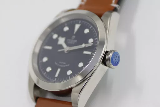 LF Tudor Biwan 79540 Series 41 Watch Update v2① The whole watch is genuine mold casting, and the parts are 100% interchangeable.② The standard size of the watch is 41mm, which is suitable for the wrist size of the general male.③ The upgraded version strengthens the overall polishing of the case and adopts a new customized Cal.2824 movement, which synchronizes the original version without calendar idle gear.A belt and folding buckle can be given with the order, which is both formal and casual, low-key but not mediocre, steady but not agile.
