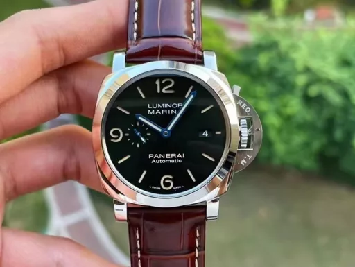 The VS PAM1116 dial uses a relatively rare green sunray pattern on Panerai. The color of the dial changes with the light. When the light shines directly on the dial, it is military green, and when it is backlit, it looks like a black dial. With blue steel hands and beige luminous paint, the colorful design can be more vividly reflected in the wearer's eyes. It is fun and beautiful to wear.