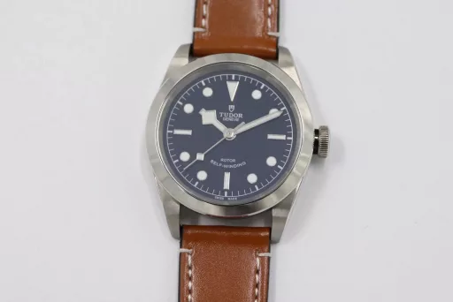 LF Tudor Biwan 79540 Series 41 Watch Update v2① The whole watch is genuine mold casting, and the parts are 100% interchangeable.② The standard size of the watch is 41mm, which is suitable for the wrist size of the general male.③ The upgraded version strengthens the overall polishing of the case and adopts a new customized Cal.2824 movement, which synchronizes the original version without calendar idle gear.A belt and folding buckle can be given with the order, which is both formal and casual, low-key but not mediocre, steady but not agile.
