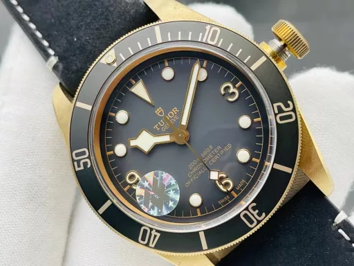 [ZF Factory 2021 Annual Masterpiece] V3 Upgraded Version The most sentimental watch - Tudor Biwan Bronze - M79250BA-0001 watch.1⃣️ [Case] ​​The watch size is 43 mm. As a pioneer of bronze materials, it not only strives for perfection in details. In terms of material, the perfect use of [aluminum bronze] (Note: Aluminum blue has a slow oxidation process and does not produce green rust, and has higher hardness and more weight) ZF products guarantee the effect of genuine oxidation and restore the unique style of the watch.2⃣️ [Strap buckle] Hand-stitched Italian cowhide and frosted treatment, the appearance is more retro, and it is perfectly matched with the aluminum bronze pin buckle.3⃣️ [Movement] The Seagull 2824 automatic winding movement with the least repair and the most stable travel time is adopted.Bronze artifacts are matched with god-level reproductions, and ZF's new generation of bronze artifacts are appreciated together!ZF Factory's masterpiece welcomes your appreciation!