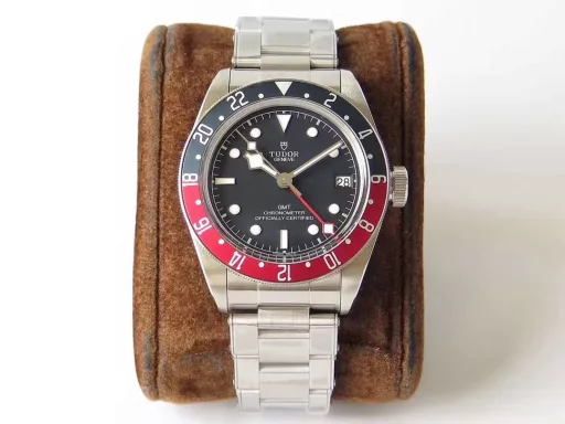 ZF's Best Product of the Year [Biwan Small Shield Retro Chic]ZF shockingly launched the Tudor Biwan Series M79030N-0001 watch, red triangle, gold hour markers, small size, cleverly combining the brand's traditional aesthetics with contemporary watchmaking craftsmanship, and full of retro charm.[Case] ​​The watch size is 41mmX11.9mm. ZF accurately restores a thinner and more delicate shell. Like the original, the lug spacing is also reduced to 20mm. The proportion is just right and it fits the slender wrist better. The exquisite and extraordinary case, the beveled edges are polished and retouched by ZF watchmakers, and will not scratch the hands, and the perfect taste of the original tough retro is realized.[Strap] Synchronized with the original 