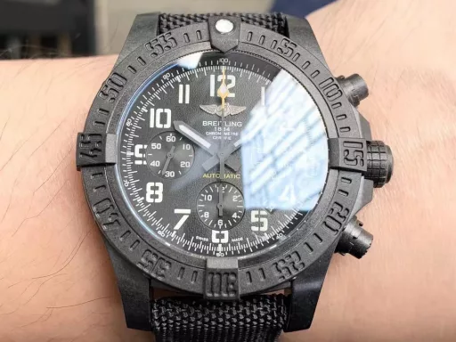 Breitling original one-to-one carbon fiber texture, the ultimate new work. The Breitling Avenger Hurricane series 45mm chronograph was purchased two years ago and disassembled for inspection. After many efforts by the watchmaker, it was finally cracked. It is made of Breitlight® material. Breitlight® is a thermoplastic resin with excellent high temperature resistance. It is a composite of polycarbonate and carbon fiber. The material is 3.3 times lighter than titanium and 5.8 times lighter than stainless steel, but it is stronger and can't be broken! It also has many advantages: scratches, polishing, corrosion resistance, anti-magnetic, anti-allergic, and has a warmer touch than metal, and presents the mottled visual effect of carbon fiber. (The raw materials are purchased in Switzerland, which is hard-won. Don't miss it if you like it) The real thing looks better