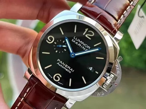 The VS PAM1116 dial uses a relatively rare green sunray pattern on Panerai. The color of the dial changes with the light. When the light shines directly on the dial, it is military green, and when it is backlit, it looks like a black dial. With blue steel hands and beige luminous paint, the colorful design can be more vividly reflected in the wearer's eyes. It is fun and beautiful to wear.