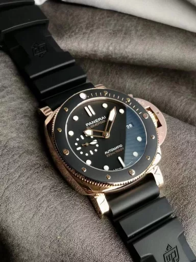 The new Panerai Lumino Dur series PAM01250 watch, stainless steel case with black Italian imported calfskin strap, sapphire crystal glass, carbon black, sun radiation pattern, with luminous Arabic numerals and hour markers. Date display at 3 o'clock, small seconds at 9 o'clock. Equipped with Cal.P.9000 automatic mechanical movement, size: 42 mm.