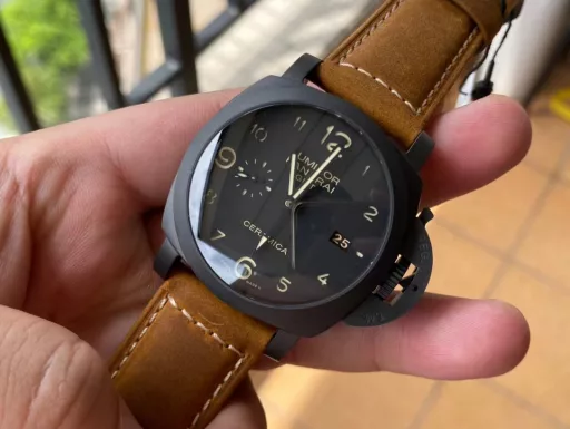 VS Panerai Pam 441, 44mm diameter, all-ceramic case, equipped with VS second-generation movement VS strives for perfection, relying on solid workmanship and stable quality, and has launched an upgraded version of 441, correcting the following: Time adjustment function: All functions have been corrected to be consistent with the original. Bottom cover glass: Upgraded to 9-grade hardness sapphire glass consistent with the face glass. Movement appearance: Corrected screw hole position, closer to the original, with a similarity of 95% and almost no flaws. The upgraded movement is thinner, and the thickness is consistent with the original.