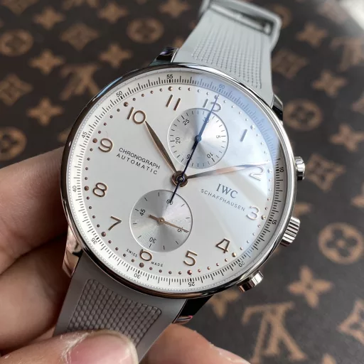 IWC Portuguese Chronograph Series - IW371620This panda dial 371620 has a simple and casual, just right elegant design, and has a gold steel case and charming curvature. The case diameter is only 41 mm and the thickness is 13 mm, which is very suitable for daily wear.The panda dial has a very high design appeal, and the sea and sky color matching of the Portuguese watch adds a nautical atmosphere. The sub-dial of the panda eye follows a vertical layout. In this way, it looks like a panda with its head tilted, which is very cute. The smooth surface enhances the sense of depth and vividness, and is more three-dimensional.Equipped with a 69355 movement, it is beautifully polished and equipped with a column wheel mechanism to make the operation feedback of the chronograph button smoother. The power reserve has also been increased to 46 hours, and the two-way pawl winding system used is still reliable.The IWC Portuguese Chronograph 371620 has different styles from different angles. You can see it as an elegant dress watch or a sporty sports watch. It is a masterpiece worth experiencing in the lifetime of watch lovers.