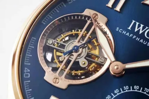 JB new product, the latest masterpiece IWC Little Prince Pilot Series IW590302 watch, constant-power tourbillon!!!1⃣️ Exclusively developed 94850 movement, power reserve up to 80 hours, restore the three functions of the original:(1): Constant-power tourbillon device.(2): Moon phase display at 1 o'clock.(3): Power reserve display.2⃣️ Case: Designed according to the original one-to-one depiction. Restore the original three-piece set: Whether it is the front and back of the case, the side of the case and the arc brushed polishing process are perfectly synchronized with the original. The diameter is 46mm and the thickness is 13.5mm.3⃣️ Mirror: Sapphire arched mirror.4⃣️ Hands: BBR factory spared no expense, from design to mold opening, style, and inspection many times to achieve a three-dimensional hand that is consistent with the original.5⃣️Strap: Made of Italian black cowhide crocodile pattern strap, hand-stitched, with details in place, paired with IWC original folding clasp, the buckle surface has clear fonts, and restores authentic details.