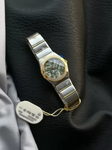AS Omega fifth generation Constellation series 28mm Swiss quartz watch.The whole watch has been finely polished. The fit between the case and the claws, the Roman scale on the bezel and the restoration of the observatory on the bottom cover are comparable to the original.The dial uses mother-of-pearl material and unique etching technology to create the dial texture pattern, and the new Taiwan stone holder makes the lettering more delicate.The chamfers on both sides of the case and bracelet are hand-polished and polished by watchmakers to make the watch more refined! The style is gentle and moving, and the workmanship is exquisite. The most beautiful constellation, the first choice for ladies!