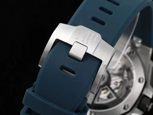 APP Audemars Piguet Royal Oak Offshore 26420 New Upgraded VersionThe newly molded 43 mm case (market version 44 mm, which is the case of the old 26400) adopts a new design, a more ergonomic case, and more refined case details. It has larger polished chamfers. The 43 mm wide case has been carefully modified to accommodate the new movement with a slightly larger diameter. The case contains a set of newly designed chronograph buttons.The dial has been upgraded, the dial texture is CNC slow-washed (non-hydraulic), the finished product has clear texture, and the iconic square is now connected to each other by a cross.The calendar has been upgraded. After the modification of the movement, the original large calendar has been realized. The date window has been pushed to the edge of the dial, and the hands have been slightly modified.The new interchangeable strap function, equipped with a quick release system, can easily change the wearing style. The rubber strap color is black, and there is also a leather strap available.In addition to the titanium version, the Royal Oak Offshore Chronograph 43 mm features a black ceramic bezel, creating a sharp contrast in material and color. The crown and pushers are also made of ceramic.