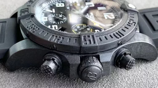 Breitling original one-to-one carbon fiber texture, the ultimate new work. The Breitling Avenger Hurricane series 45mm chronograph was purchased two years ago and disassembled for inspection. After many efforts by the watchmaker, it was finally cracked. It is made of Breitlight® material. Breitlight® is a thermoplastic resin with excellent high temperature resistance. It is a composite of polycarbonate and carbon fiber. The material is 3.3 times lighter than titanium and 5.8 times lighter than stainless steel, but it is stronger and can't be broken! It also has many advantages: scratches, polishing, corrosion resistance, anti-magnetic, anti-allergic, and has a warmer touch than metal, and presents the mottled visual effect of carbon fiber. (The raw materials are purchased in Switzerland, which is hard-won. Don't miss it if you like it) The real thing looks better
