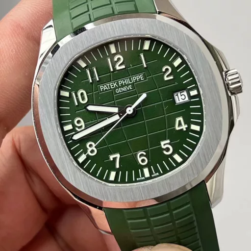 3K Patek Philippe Grenade 5168 42mm upgraded version, upgraded 330 movement and upgraded new watch buckle, the original molded buckle is not the ordinary version on the market. Patek Philippe Grenade launched the upgraded original machine noiseless engraving version. Detailed upgrade interpretation: 1. The upgraded movement is fully engraved, clear and not worn, and the texture is extreme. 2. Upgraded automatic rotor, using Swiss ultra-precision bearings, the industry's unprecedented rotor installation process. Achieve 100% noise reduction. 3. Original movement, no fake plate, no fake balance wheel, no fake ruby ​​3k factory completely reproduced the 3.3mm out-of-print high-quality 330SC movement. 4. The upgraded dial Arabic numerals are super bright, and the overall brightness is harmonious and consistent. 5. Upgraded imported rubber strap, the feel and visual effect are comparable to the original. It remains anti-corrosion, deodorizing, durable and corrosion-resistant in extreme cold and high temperature conditions. 6. The calendar window of each watch is horizontally aligned, without any slant or obstruction. 7. The smoothness of the gear adjustment of the crown has been adjusted many times to the best state. This makes the upgraded version of the grenade smooth in adjusting the time and winding. 8. The thickness of the entire watch has been upgraded to 8.3 mm, perfectly achieving the thinnest mechanical watch on the entire network, which is equivalent to the original thickness. It is extremely comfortable to wear. 9. The Patek Philippe logo on the clasp has been upgraded, and it is perfectly aligned. There is no deviation or displacement. Patek Philippe 5168 grenade produced by WK-3K factory, upgraded original machine without noise engraving version.
