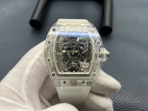 RM New Model Wrist Architect Sapphire Miracle 'RICHARD MILLE' Richard Mille RM 56-01 Making a crystal watch requires exquisiteness and detail inspection from every angle. What better way to show and prove the exquisite craftsmanship of watchmakers? Not only the size of the parts outside the case is required to be accurate, but also all the screws and connections inside the watch are required to be extremely accurate. A little flaw can be clearly seen from the outside, no matter how small the flaw is. This can be said to be the pinnacle of watchmaking technology, and RM56-01 will never let you down. Richard Mille uses a transparent sapphire crystal plate to support the entire manual winding tourbillon movement, which brings a bright and moving appearance to the RM56-01. The movement has hour and minute displays, power reserve display and torque indicator at 11 o'clock and 2 o'clock respectively, and a function selector at 4 o'clock. This pursuit of extreme transparency in the titanium movement also inspired the engineers of the watch factory to use sapphire crystal to create the central bridge and the third wheel. The surface of the central bridge is decorated with patterns, which not only significantly increases the strength, but also greatly reduces the weight. The RM56-01 movement made of sapphire crystal and titanium can withstand drastic temperature changes and friction, and has amazing timing performance stability, which can be called a classic masterpiece of stopwatches. The RM56-01 crystal watch is the perfect masterpiece of Richard Mille's beautiful transparent movement technology. The processing of sapphire crystal is an extremely difficult top-level process, so the RM 56-01 is only issued in a limited edition.