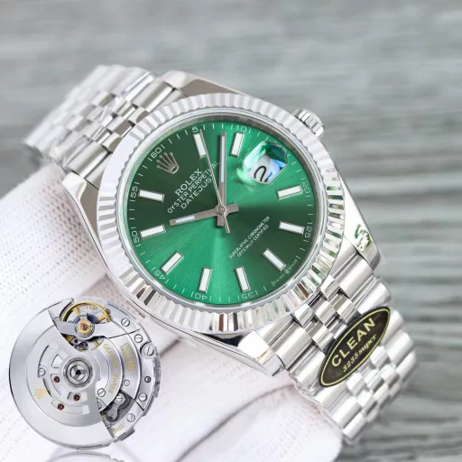 Clean factory/C factory Rolex Datejust series mechanical men's watch, genuine original mold 🎮DG11: Equipped with a one-to-one super 3235 integrated movement, 72 hours of power, no card movement decoration, and extremely stable movement2: The entire watch is 904L stainless steel / with AR factory steel band and IP vacuum electroplated platinum teeth ring / free replacement if discoloration3: The dial color is infinitely close to the original4: The only calendar font matching in the entire market. Subsequent comparison of the authenticity of the fonts from 1 to 31 🎮5: The only one that can achieve luminous hands/luminous words and nails, and achieve the same color because they are all processed by third-party factories + self-purchased Swiss c1+c3 luminous powder6: Word nails/crown mark nails are all platinum electroplatedAlthough there are not many clean styles, almost all of them are fine products, completely solving most of the pain points of the diary in the world, just for the ultimate clean-datejust 🎮Three heroes recommend exquisite men's mechanical watches SJ carefully creates super-realistic real-life pictures for you