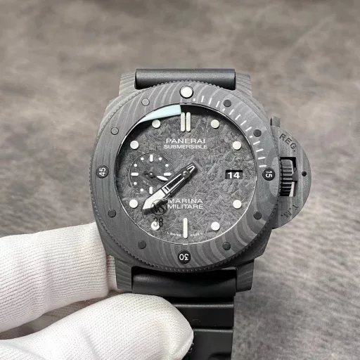 VS Panerai 2019 Geneva Panerai: PAM979 new carbon fiber dial, 47mm*16mm oversized dial, equipped with a fully automatic mechanical movement with a power reserve of 72 hours, is the representative of the entire industry!