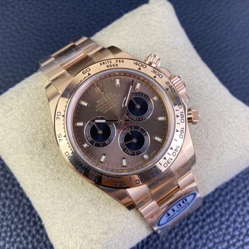 Clean factory 116505 steel band rose gold DaytonaThis time we launched a steel band rose gold DaytonaThe coffee-colored surface dial has 0 color differenceThe dial part is also spliced ​​in 3 sections. All parts are electroplated.The font thickness of the bezel part, and most importantly, the black oil filling is the same as the original, with a mattefeel. This is also the only one that can do it. I will post detailed pictures for comparison later. For more details, you can look at the true and false comparison pictures carefullyCollapse
