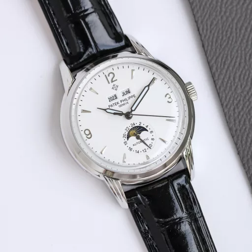 A classic timepiece made with a lot of money - Patek Philippe 5320G-001 Super Complex Function Timepiece The double-layer stainless steel case with a diameter of 40 mm is stamped in one piece, paying tribute to the classic design language. The cream-colored dial creates a retro atmosphere. The edge of the dial is engraved with fine minute and second scales, with gold Arabic numerals and five-minute convex scale nails, which is more three-dimensional. The hour and minute hands are based on the Patton design, with a long and pointed needle tip. This characteristic shape echoes the hands of the Ref. 1463 chronograph in the 1950s. The moon phase display and date sub-dial are at 6 o'clock on the dial. All the perpetual calendar logos are very good and can be read at a glance. The interior is equipped with a replica 324 S Q automatic winding movement, which is a hardcover version of the legendary 324 automatic winding movement. The movement bridge is chamfered, the edges are carefully polished, the main plate is decorated with fish scales, and the plywood is decorated with Geneva waves. The surface of the plywood is engraved with gold, the screw grooves are polished and chamfered, and even the drill holes are polished. Paired with a chocolate brown leather strap, it further brings out the retro atmosphere. Full of classic atmosphere, welcome watch friends to appreciate it