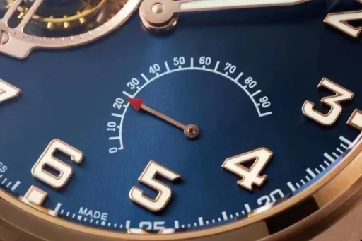 JB new product, the latest masterpiece IWC Little Prince Pilot Series IW590302 watch, constant-power tourbillon!!!1⃣️ Exclusively developed 94850 movement, power reserve up to 80 hours, restore the three functions of the original:(1): Constant-power tourbillon device.(2): Moon phase display at 1 o'clock.(3): Power reserve display.2⃣️ Case: Designed according to the original one-to-one depiction. Restore the original three-piece set: Whether it is the front and back of the case, the side of the case and the arc brushed polishing process are perfectly synchronized with the original. The diameter is 46mm and the thickness is 13.5mm.3⃣️ Mirror: Sapphire arched mirror.4⃣️ Hands: BBR factory spared no expense, from design to mold opening, style, and inspection many times to achieve a three-dimensional hand that is consistent with the original.5⃣️Strap: Made of Italian black cowhide crocodile pattern strap, hand-stitched, with details in place, paired with IWC original folding clasp, the buckle surface has clear fonts, and restores authentic details.