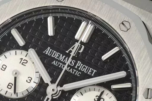 IPF new product is coming - Audemars Piguet 26331OR Royal Oak Multi-function Chronograph Mechanical Watch 41MM!Features: The case structure is consistent with the original authentic product, and the assembly method is consistent with the original, making the thickness thinner than before!The screw-in crown and the push-in chronograph button are consistent with the original, so it will not be fake at first glance! (Different from the market chronograph and reset buttons, which can only be pressed after the knob)1⃣️[Movement] 7750 modified original movement 6-digit small seconds The function is consistent with the original!2⃣️[Watch mirror] The mirror surface is the same as the original one. The sapphire glass mirror surface is placed at the same angle as the original, maintaining the same transparent brightness and consistent anti-glare effect!3⃣️[Case] ​​The case is made of stainless steel, using the original data to open the mold, top-level polishing, whether it is the texture or the texture, it is close to the original. After brushing and partial polishing, it flickers and shows a unique temperament of exquisiteness and toughness!4⃣️【Head grain】The most user-friendly loose head grain buffer ensures a better fit on the wrist and more comfortable to wear.5⃣️【Dial】Restores the exquisiteness of the authentic dial, the three-dimensional and neat 