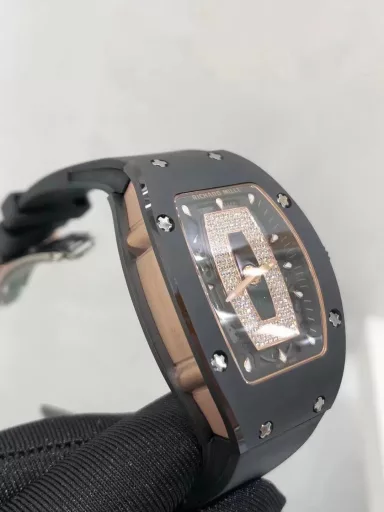 BBA Richard Miller RM0071⃣️Case: Uses the same ZTA white/black ceramic case as the original.2⃣️Movement: Exclusively customized movement to restore the original3⃣️Watch diameter: 1:1 restore the original 45.66x31.40mm, thickness is 11.85MM4⃣️Watch mirror material: Sapphire crystal mirror double anti-glare effect.5⃣️Watch strap material: Imported fluororubber watch strap, corrosion-resistant, comfortable and durable6⃣️Watch buckle: The latest titanium metal material7⃣️Diamond setting process: Breaking the traditional machine setting process, pure hand-made setting 8⃣️Electroplating process: PVD electroplating platinum