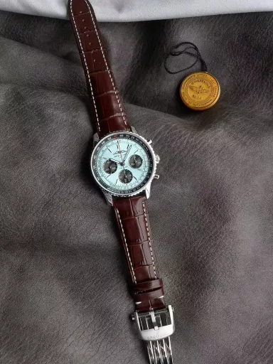 Breitling's new Navitimer celebrates its 70th anniversary, and Breitling reinterprets the classic watch with bold colors. With a size of 43mm, the iteration is undoubtedly an authentic aviation chronograph, with a circular flight slide rule, a stick scale, three small dials and a grooved bezel for easy grip, and the new OXF B01 movement
