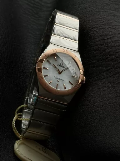 AS Omega fifth generation Constellation series 28mm Swiss quartz watch.The whole watch has been finely polished. The fit between the case and the claws, the Roman scale on the bezel and the restoration of the observatory on the bottom cover are comparable to the original.The dial uses mother-of-pearl material and unique etching technology to create the dial texture pattern, and the new Taiwan stone holder makes the lettering more delicate.The chamfers on both sides of the case and bracelet are hand-polished and polished by watchmakers to make the watch more refined! The style is gentle and moving, and the workmanship is exquisite. The most beautiful constellation, the first choice for ladies!