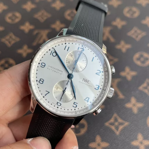 IWC Portuguese Chronograph Series - IW371620This panda dial 371620 has a simple and casual, just right elegant design, and has a gold steel case and charming curvature. The case diameter is only 41 mm and the thickness is 13 mm, which is very suitable for daily wear.The panda dial has a very high design appeal, and the sea and sky color matching of the Portuguese watch adds a nautical atmosphere. The sub-dial of the panda eye follows a vertical layout. In this way, it looks like a panda with its head tilted, which is very cute. The smooth surface enhances the sense of depth and vividness, and is more three-dimensional.Equipped with a 69355 movement, it is beautifully polished and equipped with a column wheel mechanism to make the operation feedback of the chronograph button smoother. The power reserve has also been increased to 46 hours, and the two-way pawl winding system used is still reliable.The IWC Portuguese Chronograph 371620 has different styles from different angles. You can see it as an elegant dress watch or a sporty sports watch. It is a masterpiece worth experiencing in the lifetime of watch lovers.