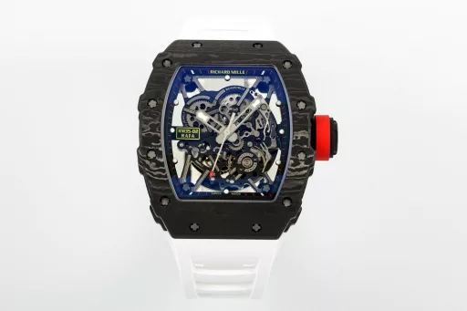 ZF.Factory once again amazed the watch industry and officially opened a new milestone for RM35-02!1) Case: The watch is made of high-tech TPT [quartz fiber] material, with a size of 49.94*44.5MM and a thickness of no more than 45μm. The silica fiber layer is interwoven with special resin fibers through a special automated control system. The fibers between the layers are interwoven at a 45-degree angle. After being heated to 120 degrees Celsius in a three-stage high-temperature flame furnace, they are sent to ProArt for processing and molding. Natural quartz fiber is white, light in texture, and has super impact resistance, non-allergic and UV resistance.2) Movement: Equipped with the newly developed Calibre RMAL1 integrated movement, the movement base and bridge are made of grade 5 titanium alloy sandblasting process, and are treated with PVD/Titaly to ensure maximum rigidity and smooth surface. The unique variable geometry balance wheel can speed up or slow down the winding by adjusting the position of six different wings. The inertial balance wheel oscillates at a frequency of 28800VPH and is equipped with a double barrel system to ensure greater and more stable torque. It also provides a 55-hour power reserve.More importantly, the newly released RMAL1 integrated movement of ZF is the only one in the market that uses real white gemstones on the upper and lower parts of the balance wheel on an integrated base. It is genuine and affordable! This is also the biggest difference from the patch gemstones on the market (other manufacturers)! This is a huge leap forward in ZF's research and development!