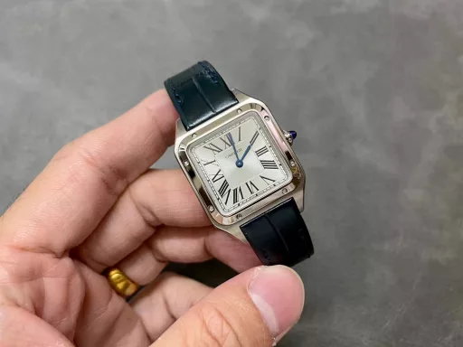 F1 The only one in the market with the same version of the head grain, perfectly restored Cartier's classic work, Cartier Santos. Dumont series, with smooth contours, simple and elegant, is very in line with the trend of contemporary gentlemen. Large watch diameter 46.633.9mm, medium watch diameter: 43.531.4mm, small watch diameter: 38*27.5mm; Swiss quartz movement Compared with round watches, square watches are particularly unique due to their angular design. When it comes to classic square watches, Cartier's Santos is naturally on the list. Santos watches are not only a model of square watches, but also considered to be 