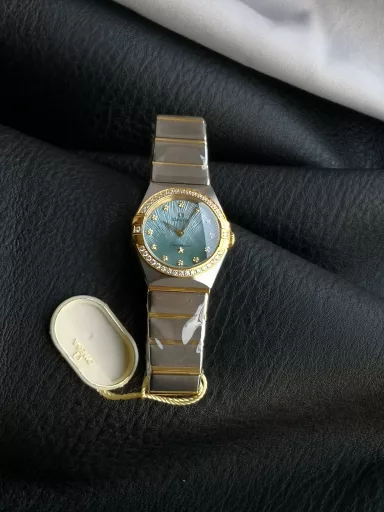 AS Omega fifth generation Constellation series 28mm Swiss quartz watch.The whole watch has been finely polished. The fit between the case and the claws, the Roman scale on the bezel and the restoration of the observatory on the bottom cover are comparable to the original.The dial uses mother-of-pearl material and unique etching technology to create the dial texture pattern, and the new Taiwan stone holder makes the lettering more delicate.The chamfers on both sides of the case and bracelet are hand-polished and polished by watchmakers to make the watch more refined! The style is gentle and moving, and the workmanship is exquisite. The most beautiful constellation, the first choice for ladies!