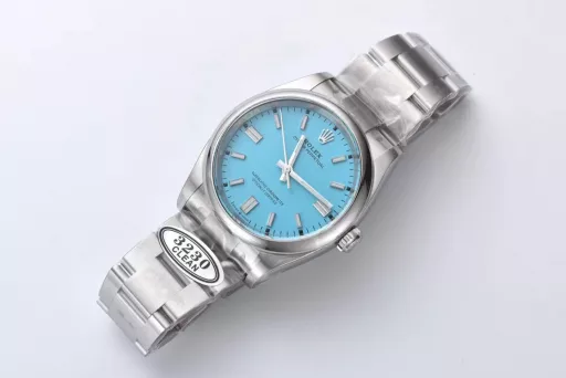 This 36mm constant motion is equipped with 3230 movement completely one to one open mold followed by true to false contrast all accessories are very similar, especially Tiffany blue one to one disassembly. Familiar watch friends know that the price of the same silver face is only about 5w, but the price of Tiffany blue was once fried to 20w because of the particularity of color matching. The logo on the buckle is also a technological breakthrough. cnc engraving with regular shape and light finish on the inside.Luminous powder using the original sl blue luminous powder, so accompanied by rough and black spots to particularity. The friends who have played or met should not be too strange. This is already a characteristic of Rolex.