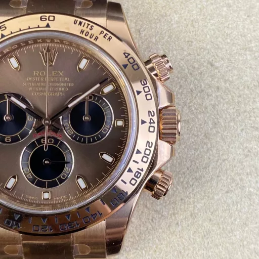 Clean factory 116505 steel band rose gold DaytonaThis time we launched a steel band rose gold DaytonaThe coffee-colored surface dial has 0 color differenceThe dial part is also spliced ​​in 3 sections. All parts are electroplated.The font thickness of the bezel part, and most importantly, the black oil filling is the same as the original, with a mattefeel. This is also the only one that can do it. I will post detailed pictures for comparison later. For more details, you can look at the true and false comparison pictures carefullyCollapse