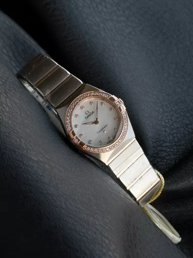 AS Omega fifth generation Constellation series 28mm Swiss quartz watch.The whole watch has been finely polished. The fit between the case and the claws, the Roman scale on the bezel and the restoration of the observatory on the bottom cover are comparable to the original.The dial uses mother-of-pearl material and unique etching technology to create the dial texture pattern, and the new Taiwan stone holder makes the lettering more delicate.The chamfers on both sides of the case and bracelet are hand-polished and polished by watchmakers to make the watch more refined! The style is gentle and moving, and the workmanship is exquisite. The most beautiful constellation, the first choice for ladies!