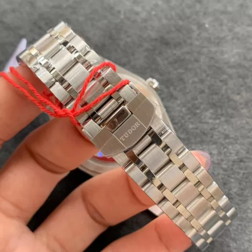V7 41mm