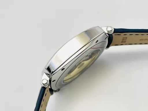 MKF Factory Vacheron Constantin Historical Masterpiece Series American 1921 Watch Series!1⃣️Equipped with a customized version of Danton 2824 two-and-a-half-hand movement, it has strong stability!2⃣️The 40MM diameter, unique commemorative pillow-shaped case is based on the early cushion-shaped case design, integrating the current noble materials, craftsmanship and aesthetic concepts to reshape the classics!3⃣️The crown is offset from the center and located in the upper right corner of the case, making it more comfortable to wear. At the same time, this design also comes from the early cushion-shaped watch!4⃣️The dial scale is arranged diagonally with the case as a reference, which is very distinctive; the polished pink gold Maltese cross at 12 o'clock on the dial makes the dial more prominent!5⃣️Black oxidized hour and minute hands, bar-shaped black oxidized small second hand, elegant and unique!6⃣️The back of the watch is made of a transparent sapphire crystal case back, which is locked with screws, so that the exquisite polishing of Vacheron Constantin's top movement can be seen at a glance.7⃣️The watch is paired with a hand-stitched square calfskin strap with a polished half Maltese cross design pin buckle!MKF Factory's masterpiece is welcome to appreciate it!