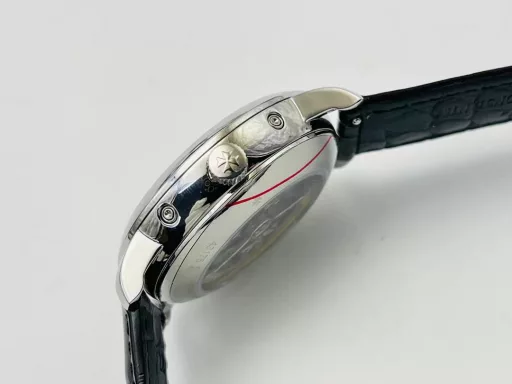 The highest version on the market, Vacheron Constantin Historical Masterpiece Series 3100V/000R_B422 Perpetual Calendar Multi-Function Watch!1⃣️Equipped with the same movement as the original, the balance wheel is exactly the same as the original, and all functions can be used normally.2⃣️Improved the curvature of the four corners of the case, the dial color curvature is more consistent, the 12 scales are polished more delicately, and the overall look is closer to the counter!3⃣️Paired with Italian cowhide to make the wrist more comfortable!TWS Factory boutique replica, please appreciate your appreciation