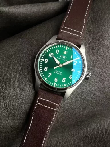 V7 Factory Seven-star Recommendation Mark 20IWC entry-level pilot watch series, the last to debut after 6 years! Mark XX accompanies you to flyFollowing the previous work, the 18th generation Mark XVII launched in 2016, it skipped the XIX and went straight to Mark XX. The new watch design is slightly adjusted, and the case modification is more practical and comfortable to wear than the previous generation. In addition to providing two classic options of blue and black, there is also a green color that echoes the hottest color in the watch industry in recent years.V7 Factory Mark 20 is the only version of the same model in the industry that dares to present a true and false comparison evaluation, correcting the shortcomings of the existing versions on the market. Its structure and details are copied one by one according to the original. After disassembly, it is perfectly consistent with the original, a true perfect clone.The top-grade case of V7 Factory continues the 40mm stainless steel case manufacturing process of Mark 18 watch, but the soft iron cover is cancelled, and the thickness is slightly reduced from the original 11MM to 10.83MM. The crown is still screw-in, and the outer lugs are slightly wider than before, and the vertical spacing is reduced from the original 51.2MM to 49.2MM, which makes it more comfortable to wear. The bezel is mirror-polished to highlight the three-dimensional sense. Its diameter, thickness, curvature, and the details of the bottom cover edge line are not missed. It is 100% gentle and original, and the corners are polished very well. The dense bottom design adds points to the perfection of the watch. The V7 bottom cover is perfectly restored by brushing, and there are no dead angles at all angles.The dial of this V7 factory is the same as the original one, and is still equipped with an imported double-sided anti-reflective convex sapphire mirror with the same transparency as the original one. The scale and time scale still maintain the white printing process. The difference from Mark 18 is that the length of the 3, 6, 9, and 12 time scales has been increased, the luminous strip has been changed into a luminous layer, and the Arabic numerals have been moved closer to the center of the dial as a whole. The 