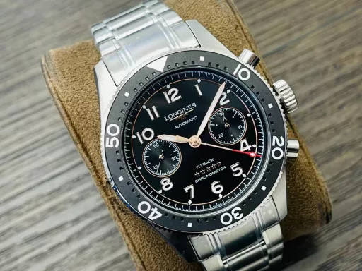 Longines launches the new Spirit Pioneer ZuIu Time watch!1⃣️Diameter 42 mm, frosted lettering, frosted ceramic bezel, bidirectional rotation, synchronized with the official website!2⃣️The bezel is decorated with black, green and blue ceramic inlays, marked with 24-hour scale and Super-LumiNova fluorescent inverted triangle, indicating the time information of the second time zone.3⃣️The disk is also decorated with a flying wing hourglass pattern and five star reliefs. There is a date window at 6 o'clock.4⃣️The sapphire crystal mirror is slightly arched, and both the inside and outside are treated with anti-glare coating. The bidirectional rotation is precise and smooth. The watch is equipped with a screw-in crown that is easy to grip and adjust, and the sealed case back is fixed by 6 screws, with excellent water resistance of 100 meters.5⃣️Stainless steel bracelet or brown/yellow/blue Italian calfskin, with a safety buckle, excellent, comfortable and sturdy.6⃣️The 2836 movement is modified into the original L844.4 automatic winding movement, which can provide up to 48 hours of power reserve and is certified by the Swiss Official Observatory (COSO).Welcome all watch friends to appreciate it!
