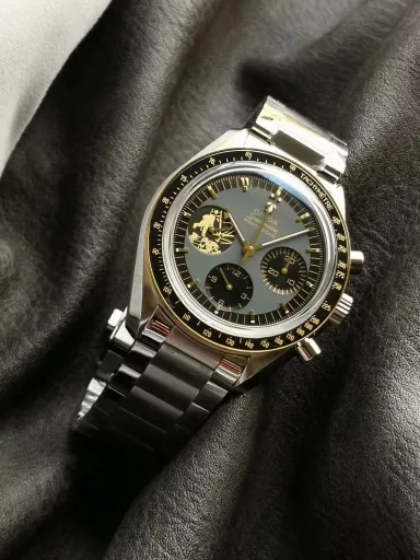 OM Discovery Magazine, Omega Speedmaster 310.20.42.50.01.001 watch, stainless steel bracelet case, lacquered gray dial, 3861 manual mechanical chronograph, 42 mm.