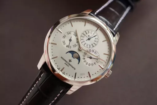[The thinnest version on the Internet] Mx new product - Vacheron Constantin Patrimony Contemporaine Heritage Series Ultra-thin Perpetual Calendar Watch[Case]: The watch has a diameter of 41mm and a thickness of 9.4mm, which is only 0.03cm different from the thickness of the authentic product, making it the thinnest version on the Internet. The watch has simple lines and smooth contours, adhering to the consistent slimness and elegance of the Heritage Series. It is a 